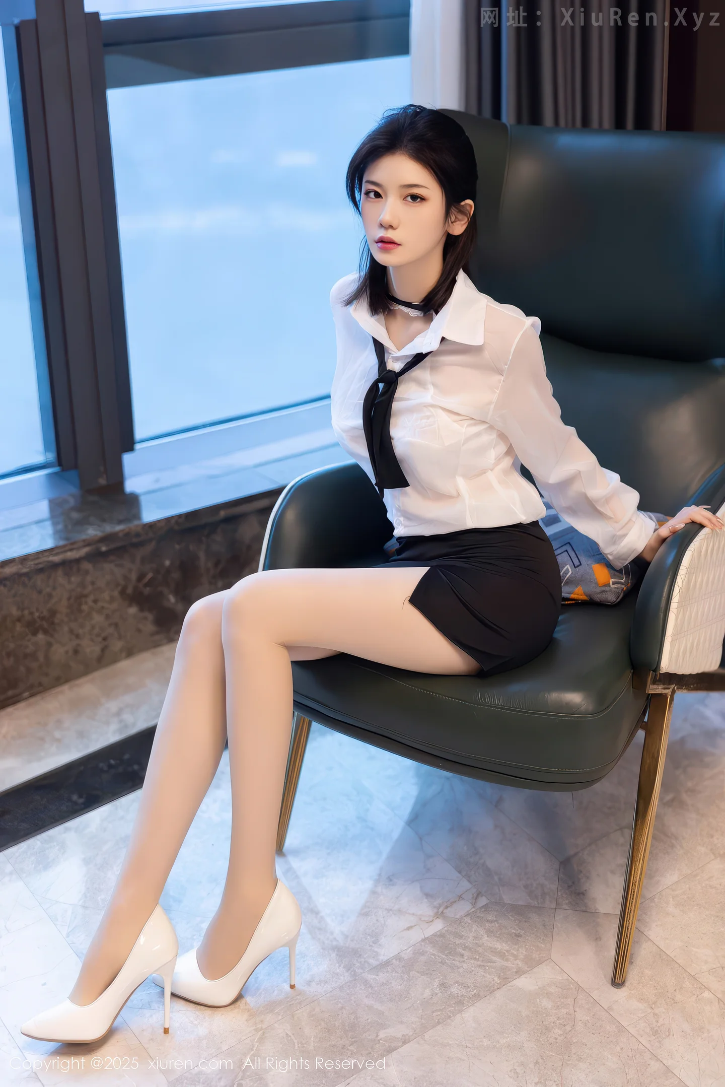 图片[2]-[XiuRen秀人网] VOL.11077 新人模特凌七七性感白衬衫配黑短裙露超薄肉丝秀曼妙身姿诱惑写真80P-秀人网官方网站